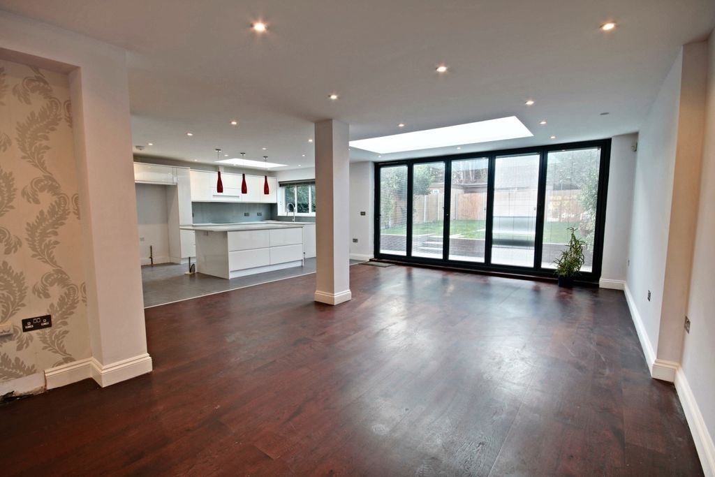 Property photo 3 of 26 44 Bowness Crescent - Reception-Garden