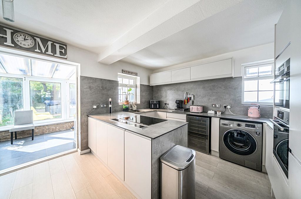 Property photo 3 of 22 1349583-2-68Bedbc...