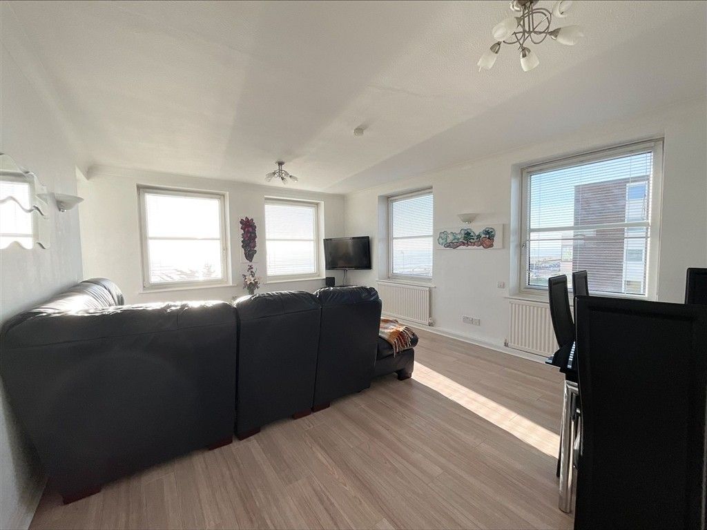 Property photo 2 of 17 Lounge