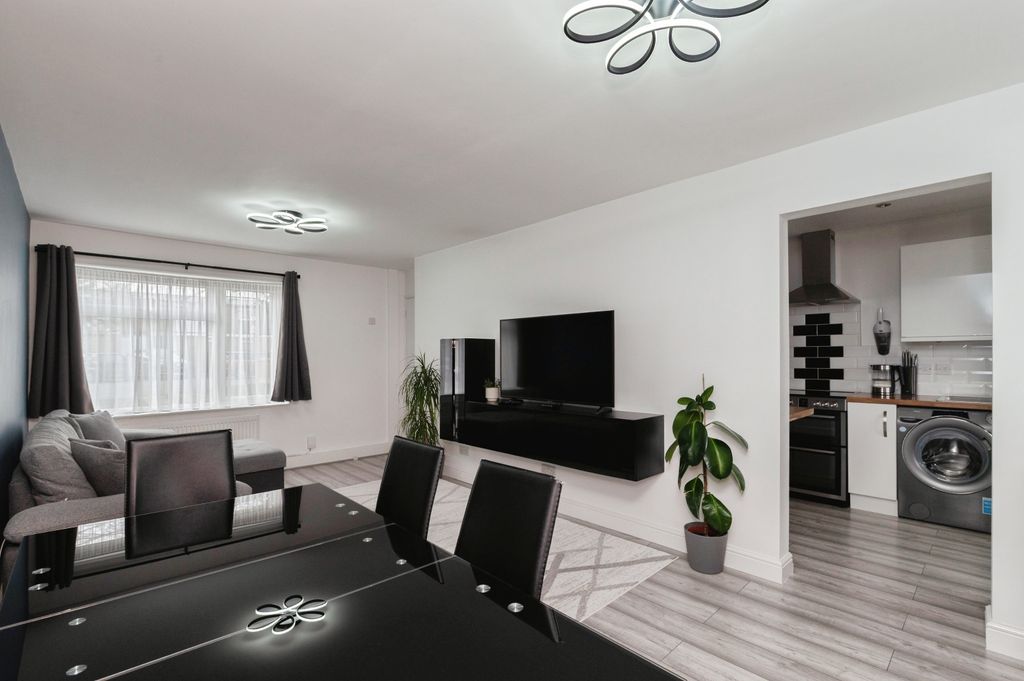 Property photo 3 of 18 156Ballardswalkballardswalkbasildonss155Jp-13