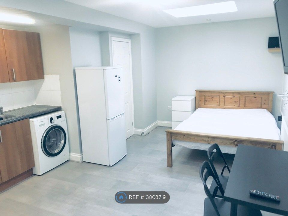Property photo 1 of 5 Large Self Contained Studio