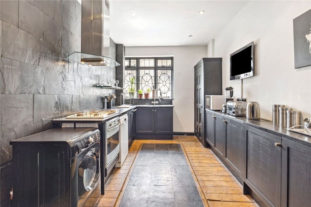 Property photo 3 of 10