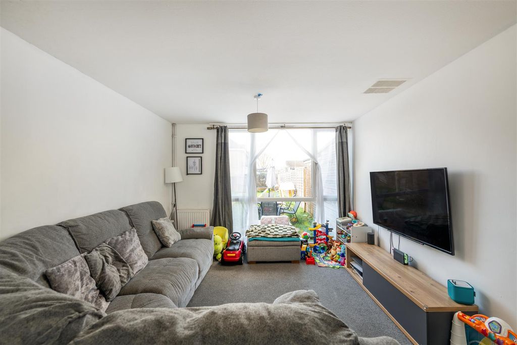 Property photo 2 of 11 15 Rutherwick Close Internals-4.Jpg