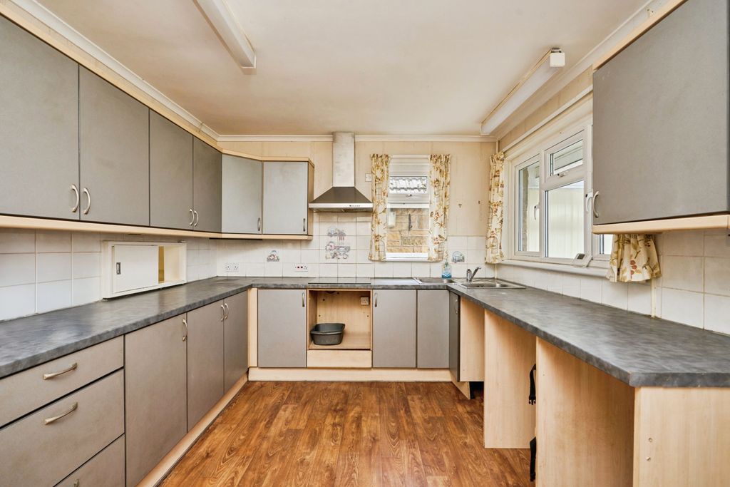 Property photo 2 of 11 Kitchen