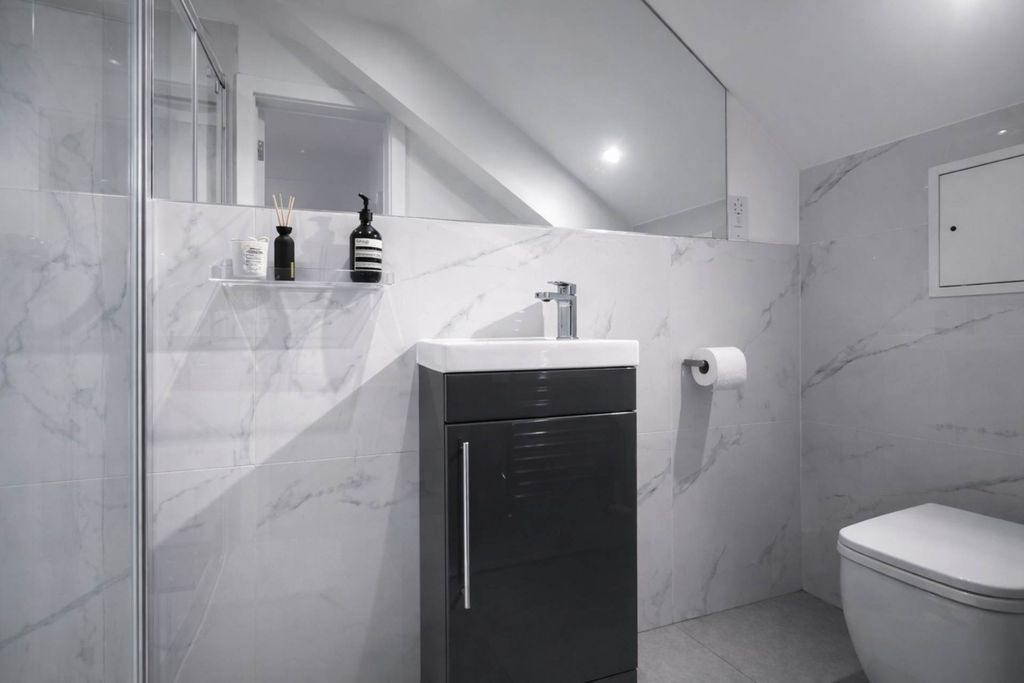 Additional image 11 of 2 bed penthouse for salePenthouse Apartment, Share Of Freehold, 999 Year Lease, Parkgate House, Great North Road, Hatfield AL9