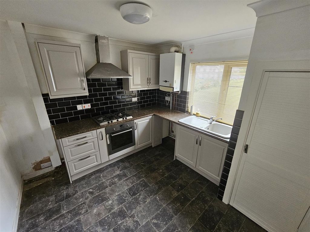 Property photo 2 of 10 Kitchen