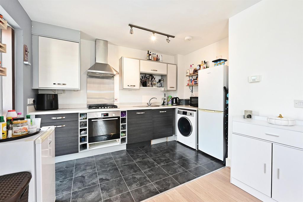 Property photo 2 of 9 Oxford Way