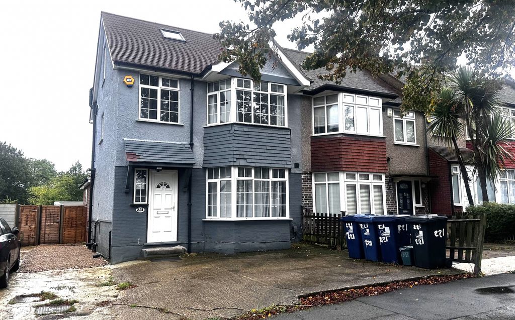 Property photo 1 of 13 Whitton Avenue East, Greenford, Ub6 0Qq