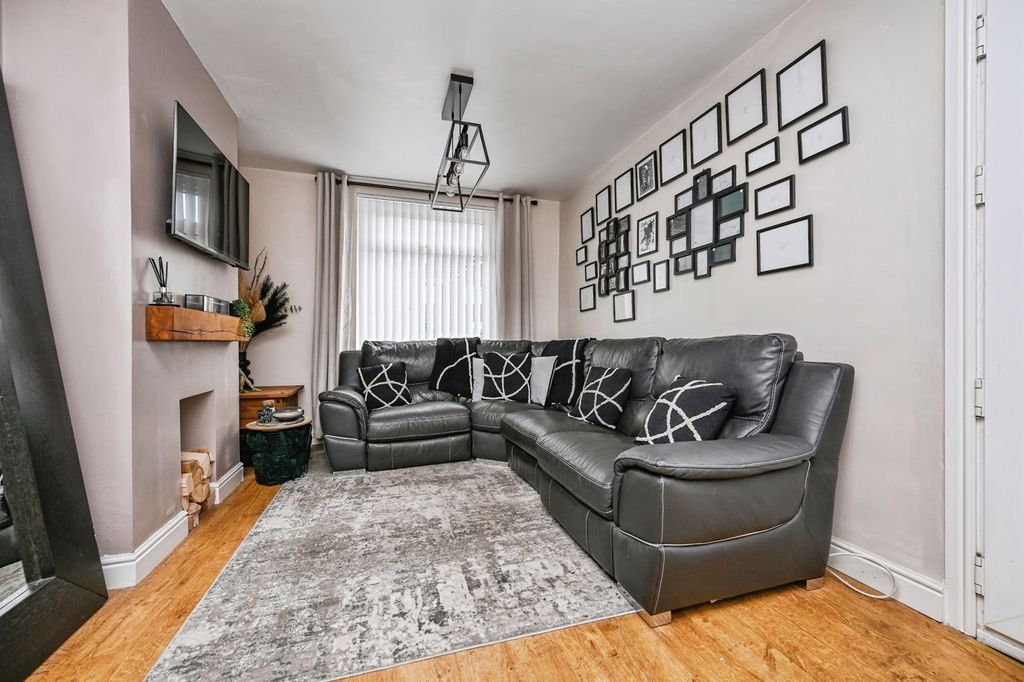 Property photo 3 of 16 Pbox-Img.Jpg