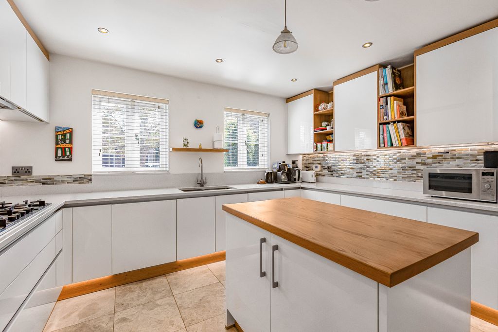 Property photo 3 of 17 Kitchen/Breakfast Room