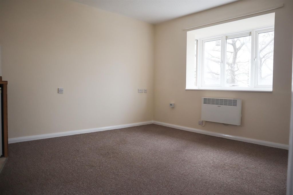 Property photo 3 of 7 Lounge Area