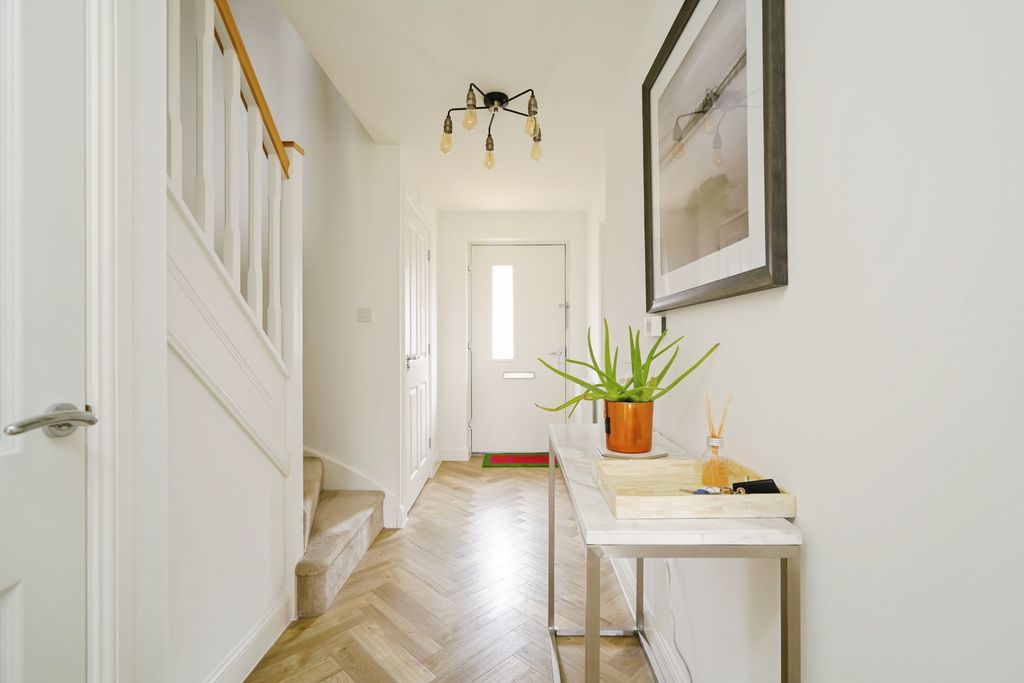 Property photo 2 of 19 Hallway