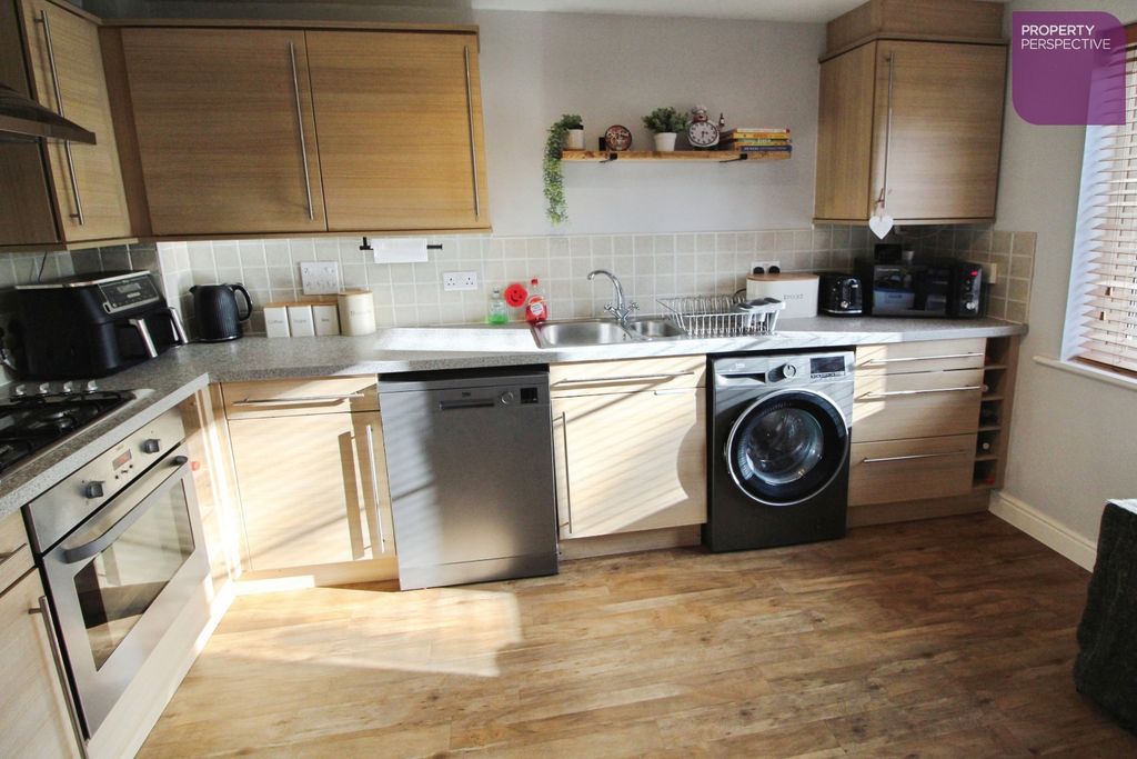 Property photo 3 of 10 Kitchen