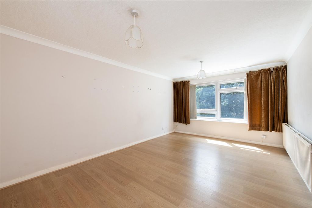 Property photo 3 of 10 Grange Gdns 4.Jpg