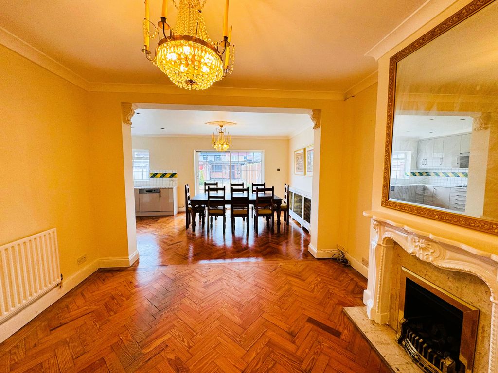Property photo 1 of 13 Spacious 4-Bedroom Semi-Detached Family Home In Prime Hounslow Location