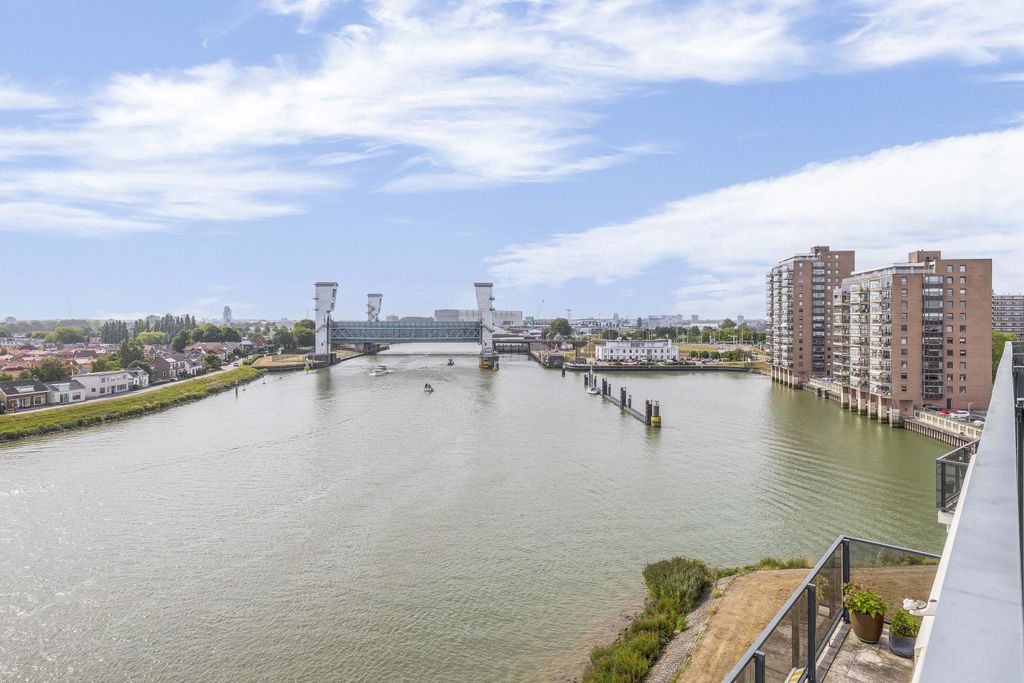 Property photo 3 of 64