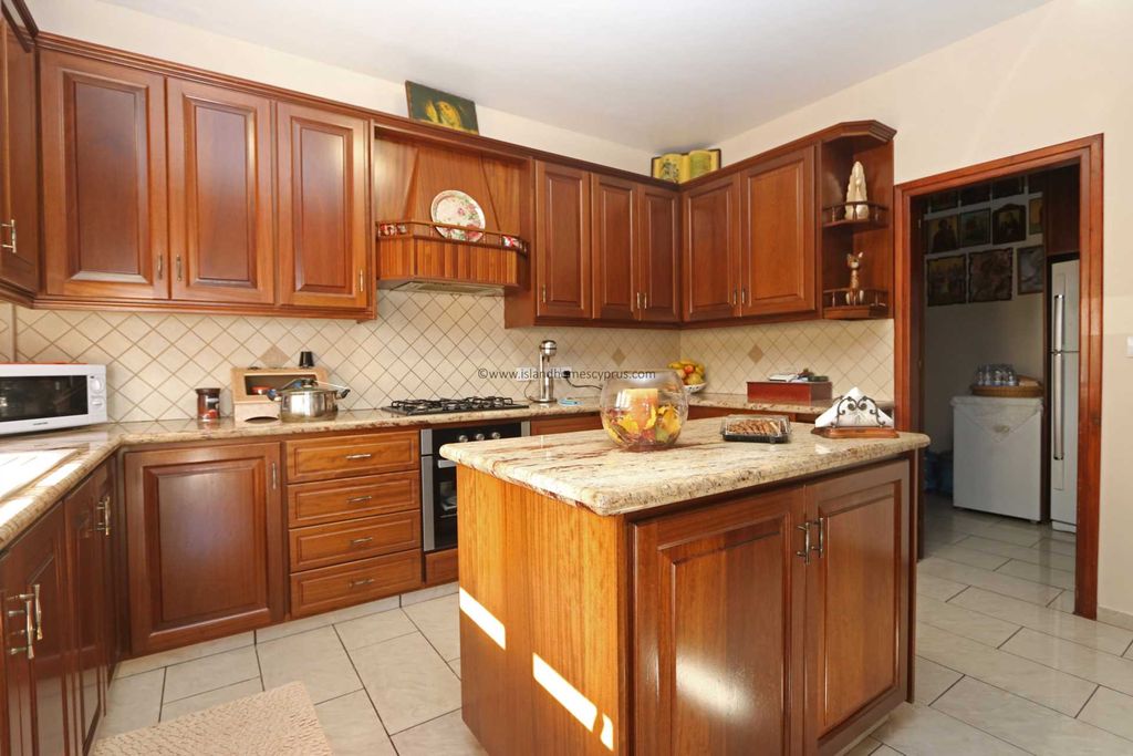 Property photo 3 of 31