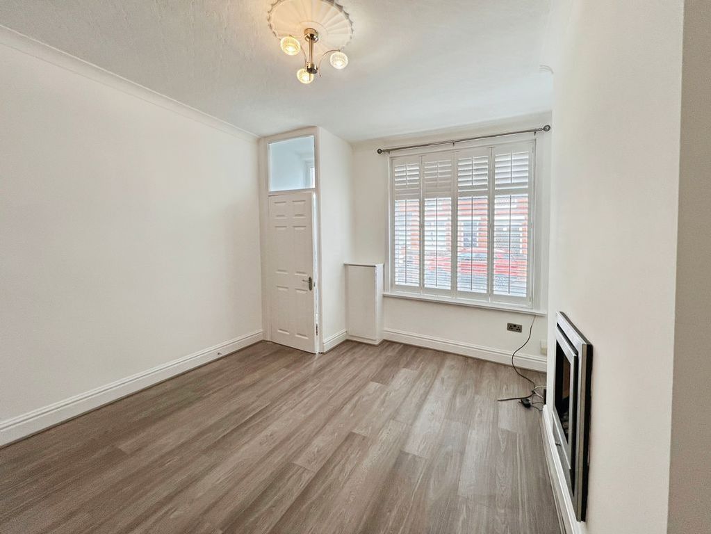 Property photo 3 of 14 Lounge