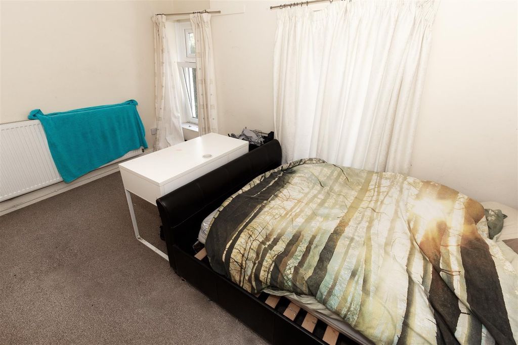 Property photo 3 of 6 Bright Bedroom With Double Bed And Desk Space...