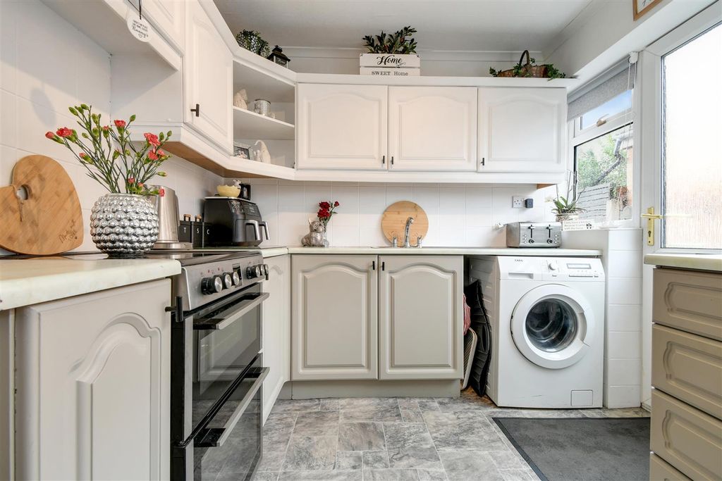 Property photo 3 of 19 Kitchen