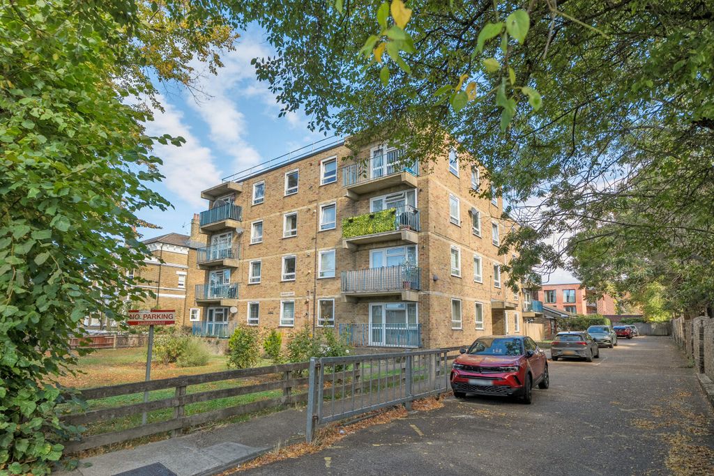 Property photo 2 of 8 1525904-1-1A0F1F8...