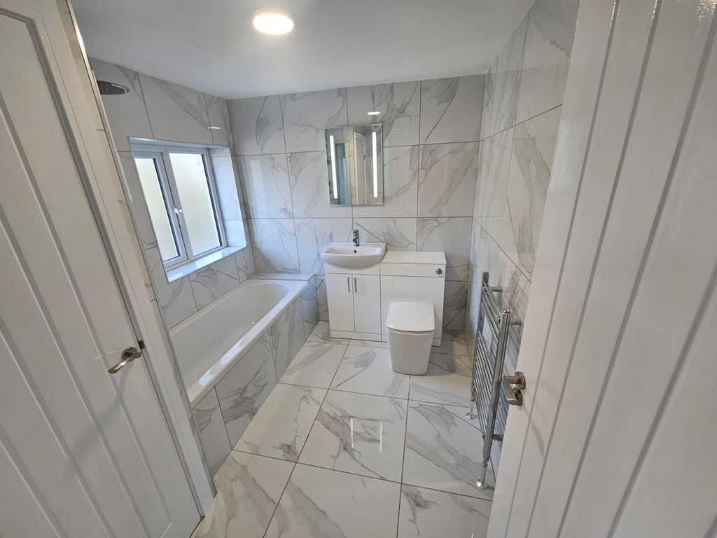 Property photo 2 of 18 Bathroom