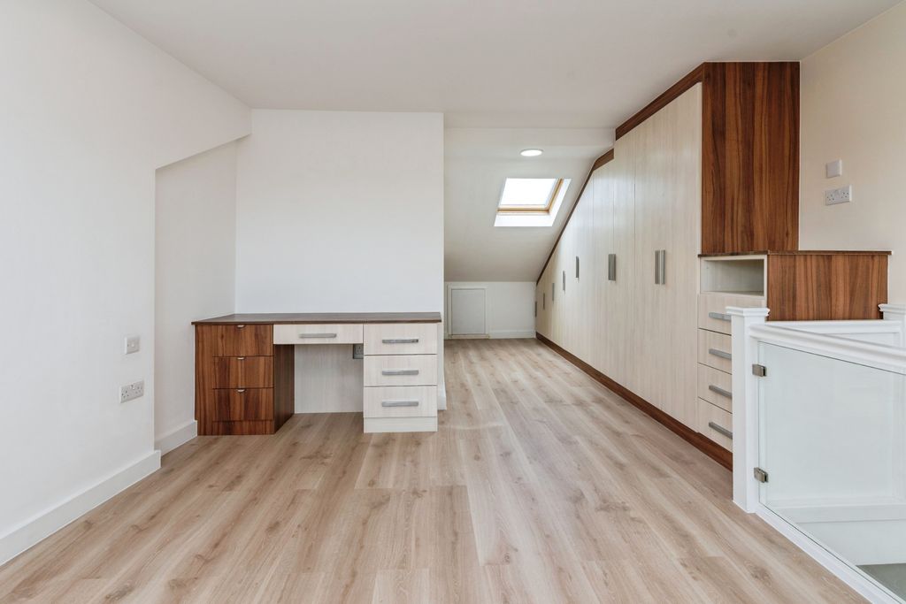 Property photo 2 of 19 Bedroom