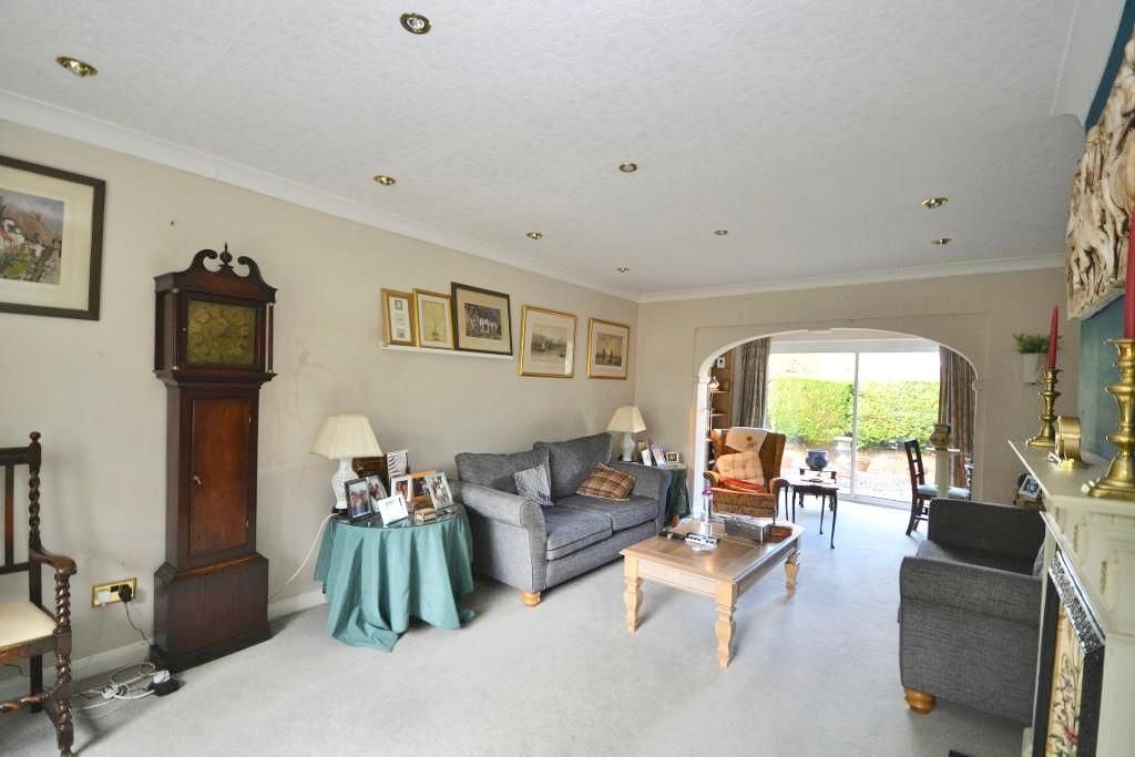 Property photo 2 of 11 Living Room