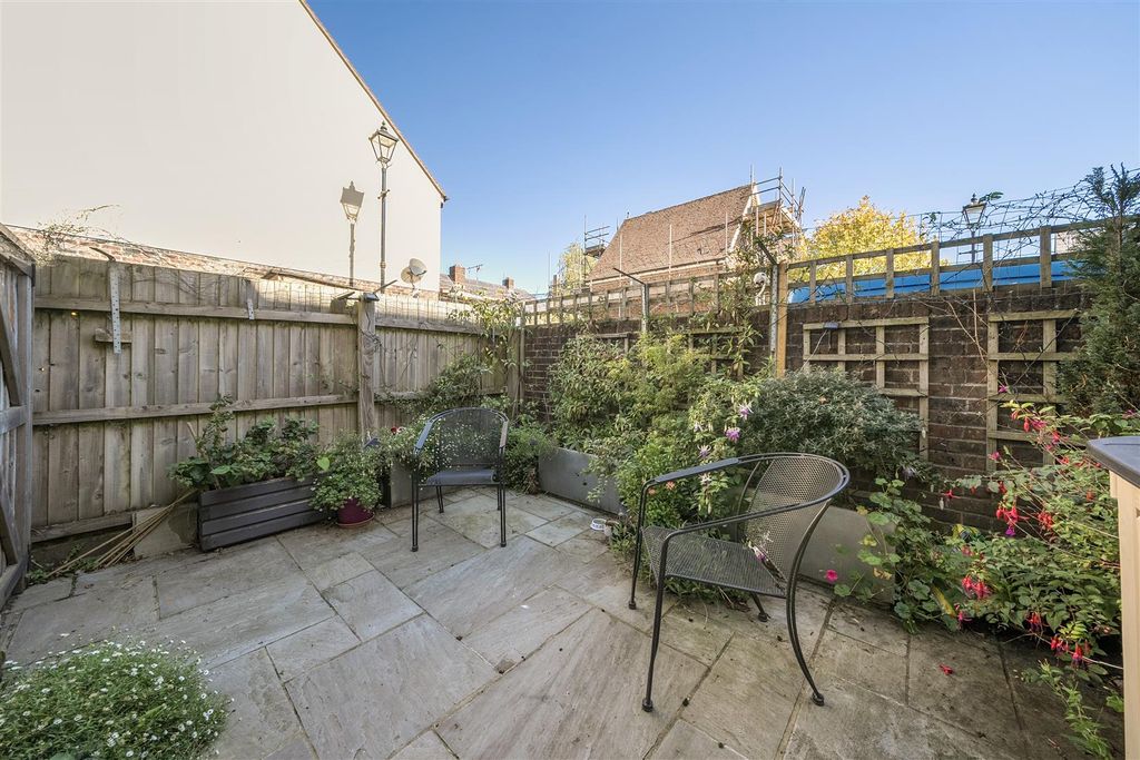 Property photo 2 of 12 Garden