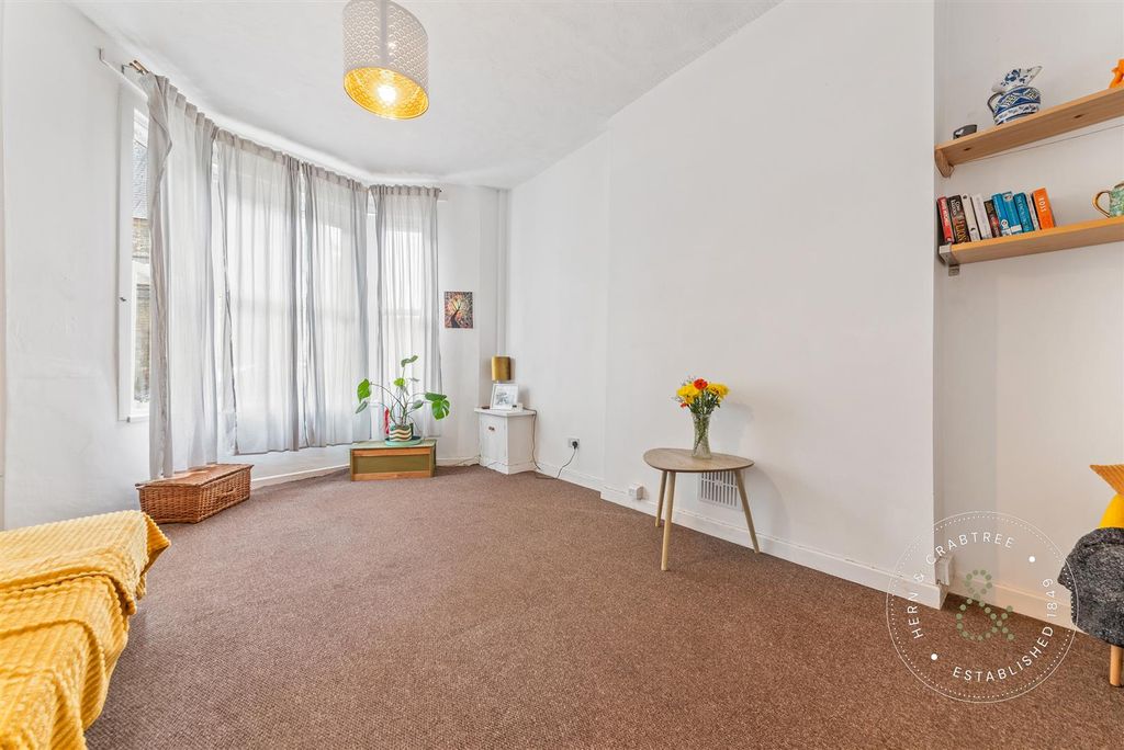 Property photo 3 of 22 St-Johns-Crescent-01.Jpg