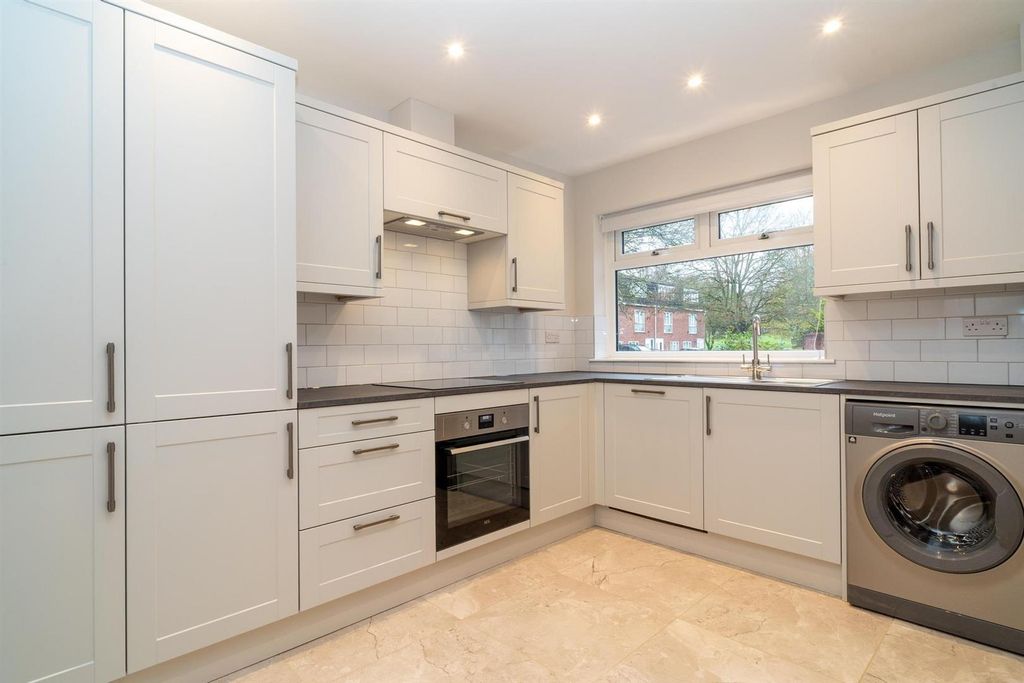 Property photo 2 of 10 Kitchen