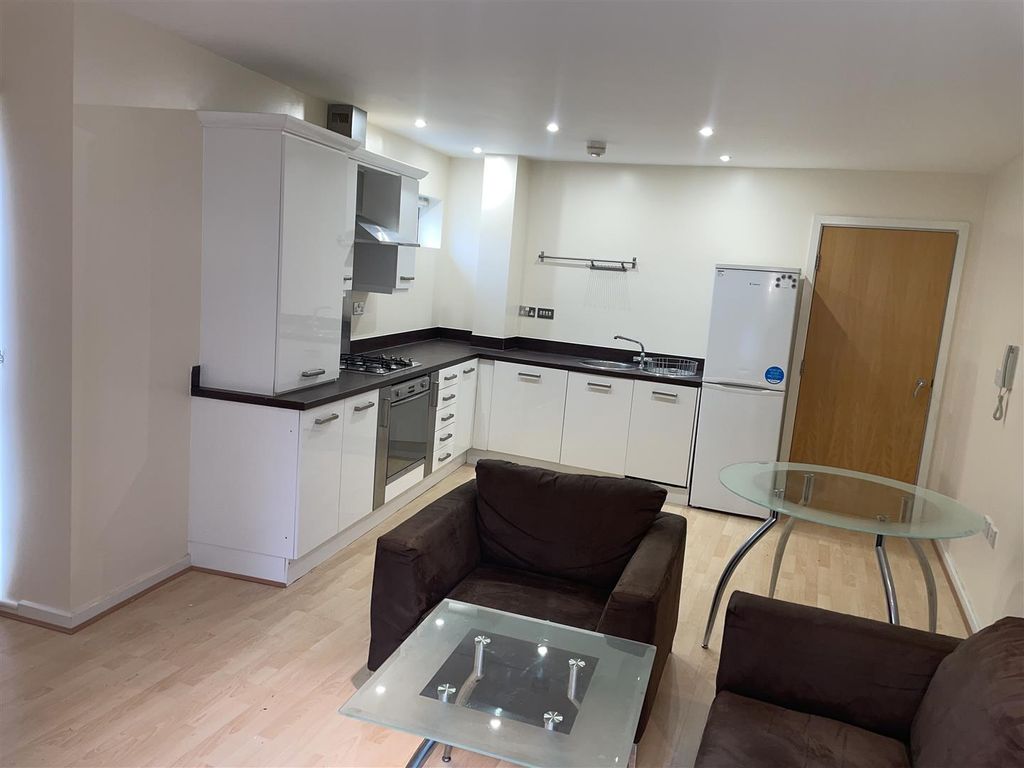 Property photo 3 of 9 Kitchen