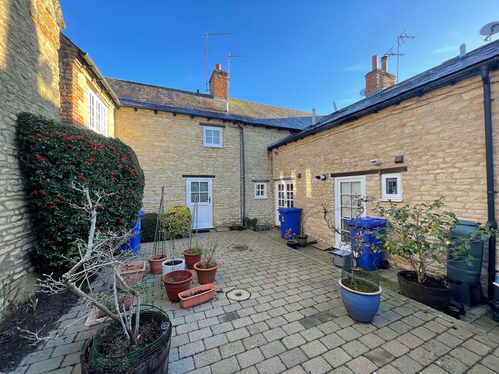 Property photo 2 of 9 Bedroom