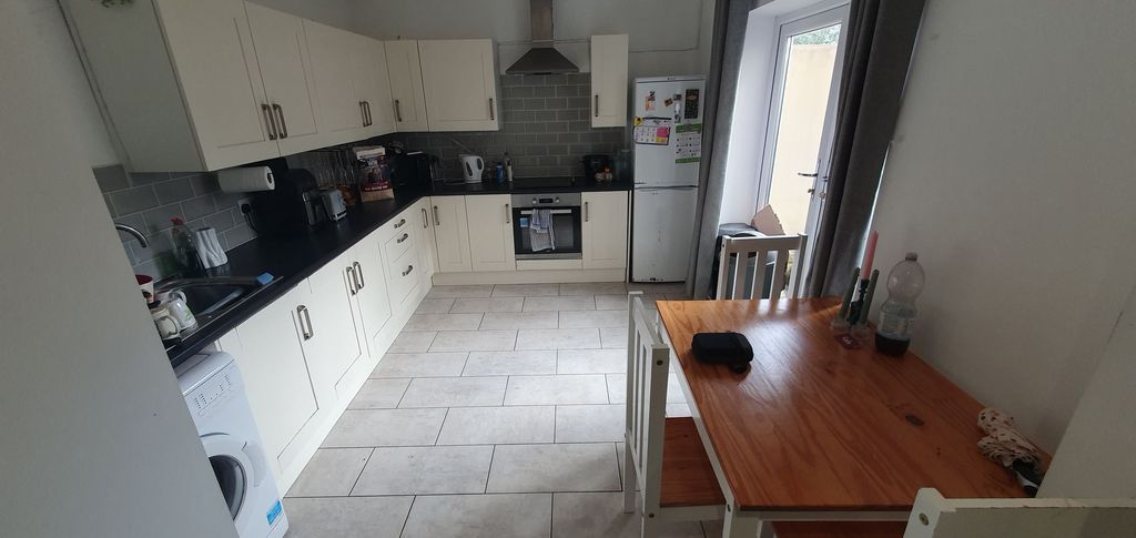 Property photo 3 of 11 Kitchen
