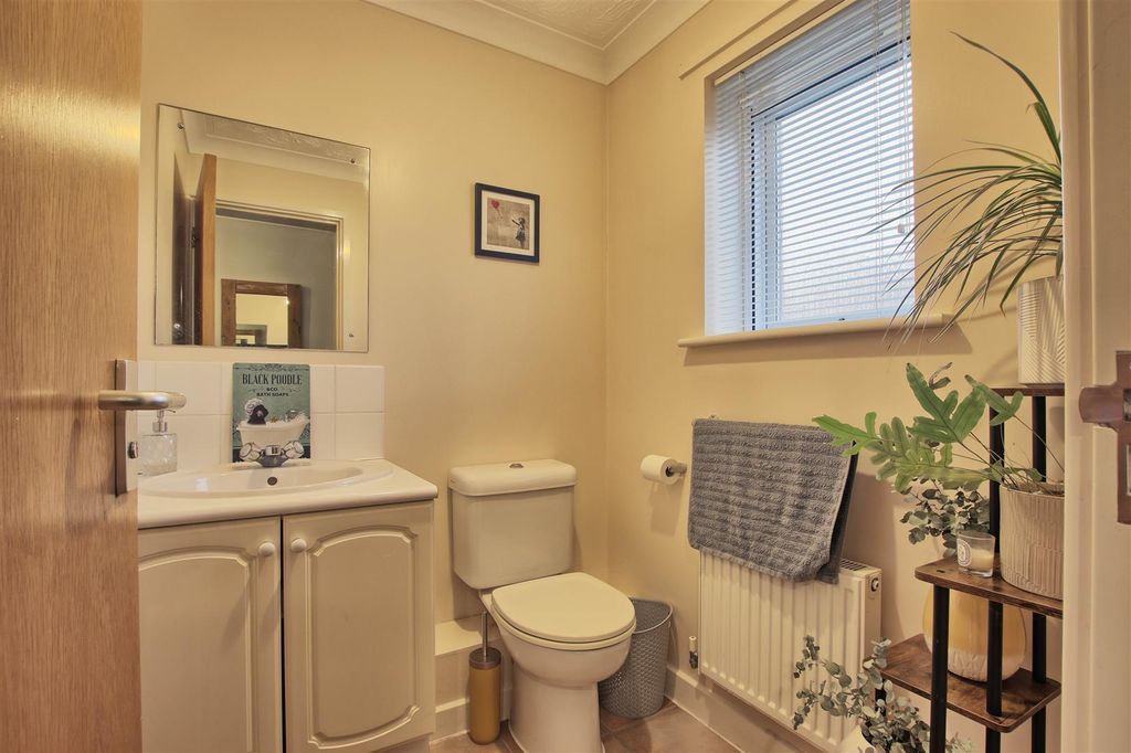 Property photo 3 of 18 Cloakroom.Jpg