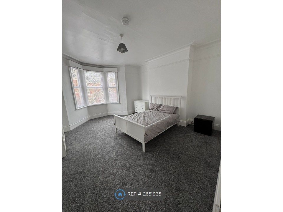 Property photo 1 of 9 Room 2  (Available)