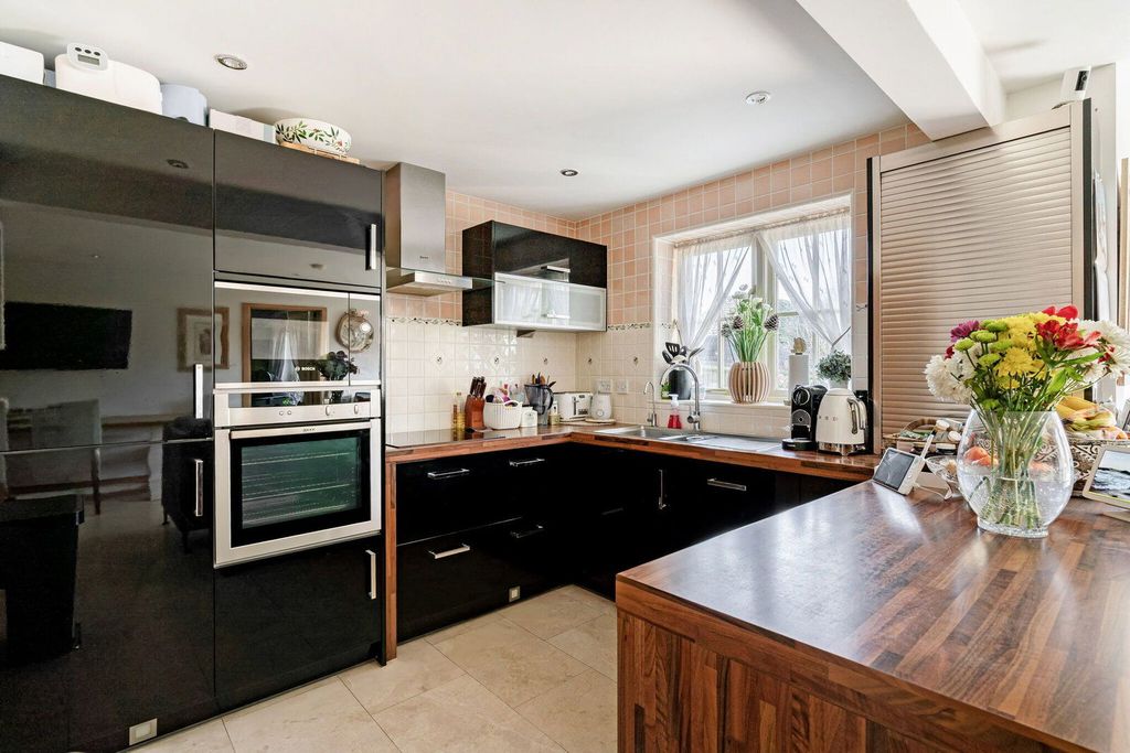 Property photo 2 of 18 103946_6 Farriers Close Preston Candover (7)_Low_1