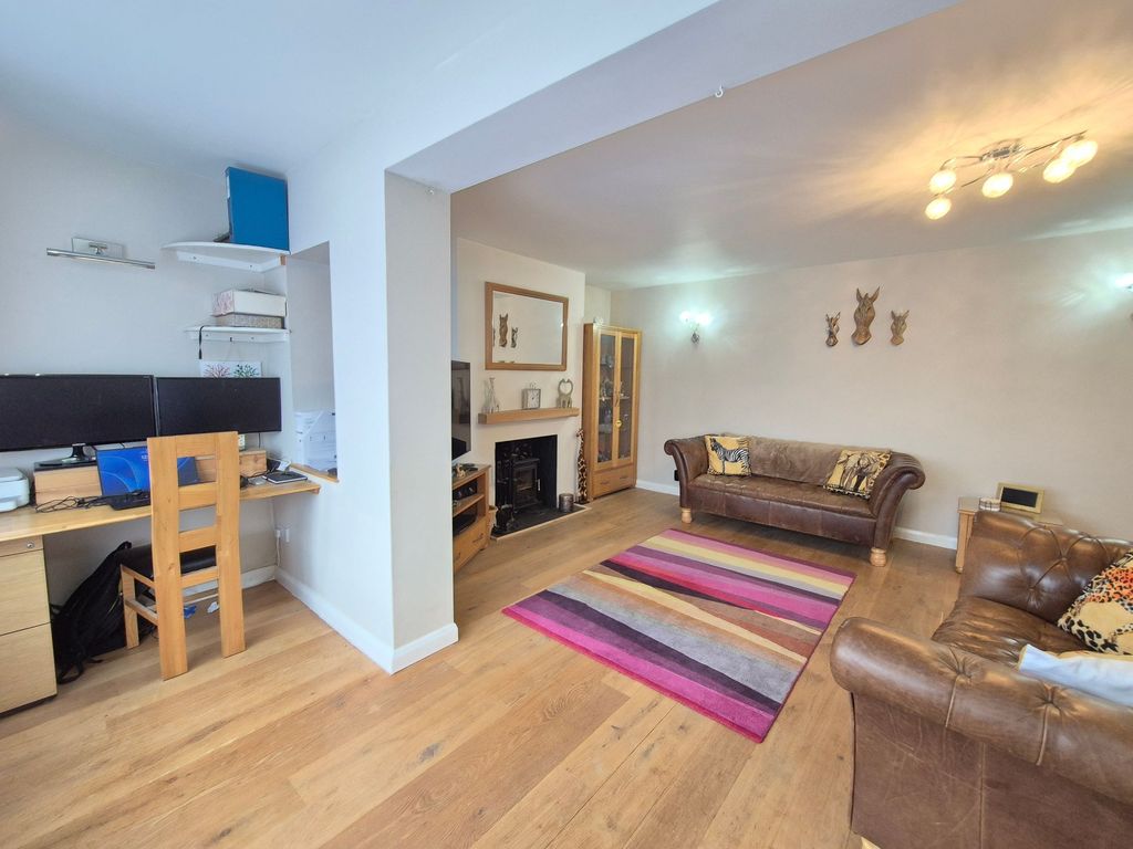 Property photo 3 of 21 Lounge