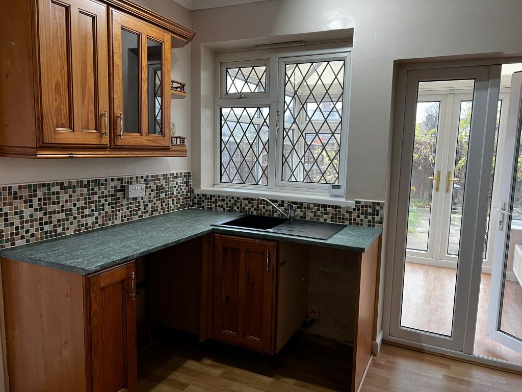 Property photo 3 of 10 Kitchen