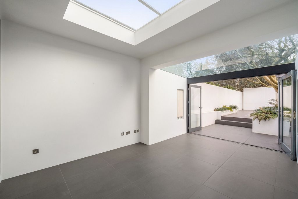 Property photo 2 of 26