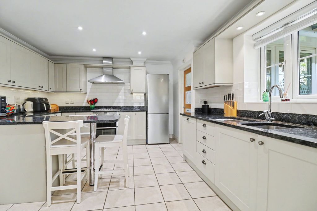 Property photo 2 of 25