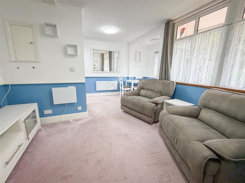Property photo 3 of 12 Lounge