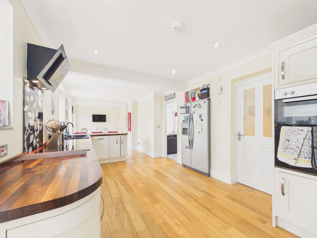Property photo 3 of 17 Dining Kitchen