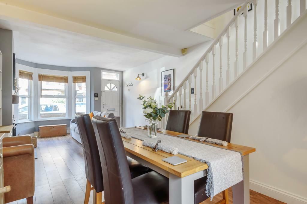 Property photo 3 of 9 .