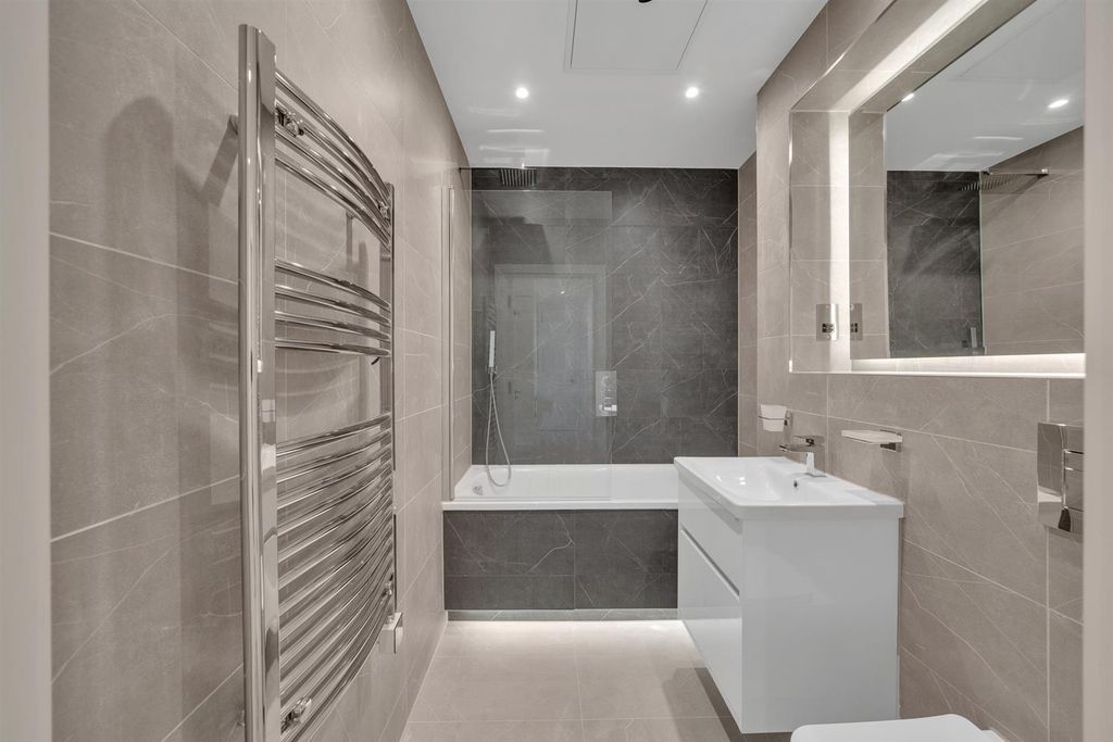 Property photo 2 of 8 Flat 604 -4.Jpg