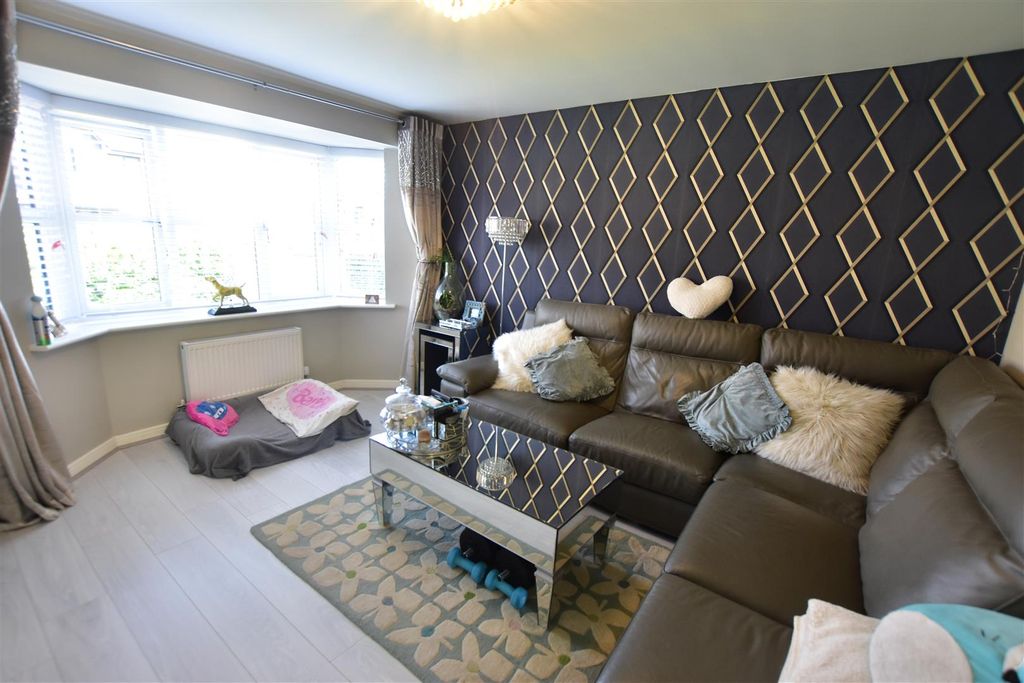 Property photo 2 of 11 Lounge