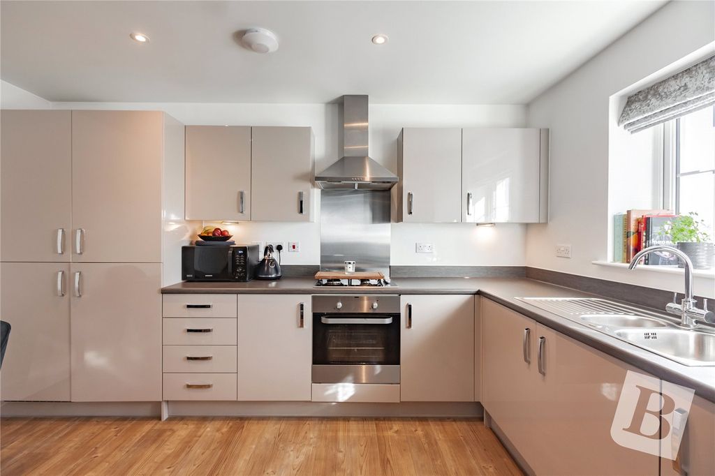Property photo 3 of 19 Kitchen
