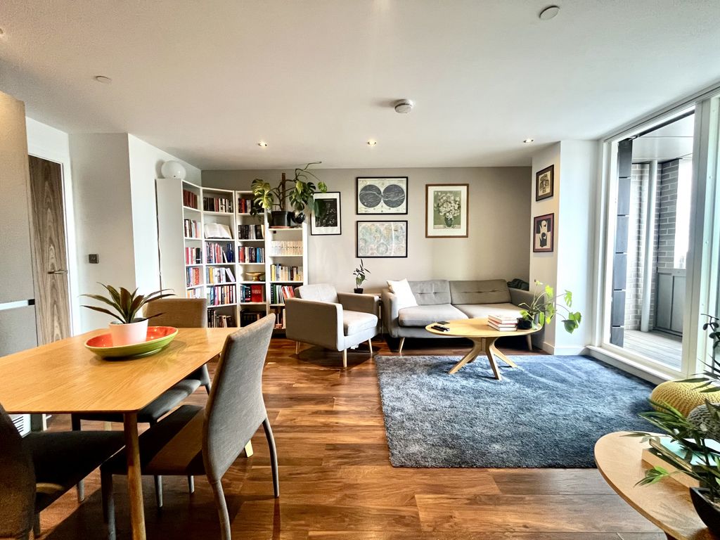 Property photo 3 of 16 Lounge