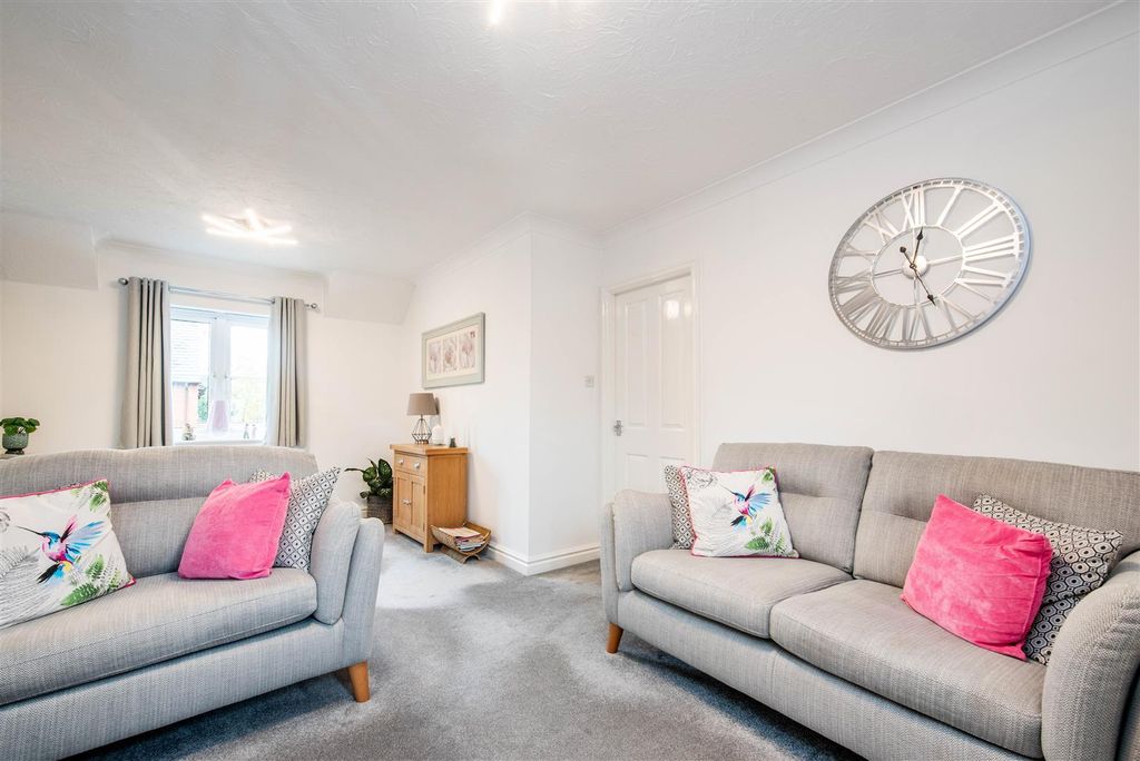 Property photo 3 of 22 Lounge