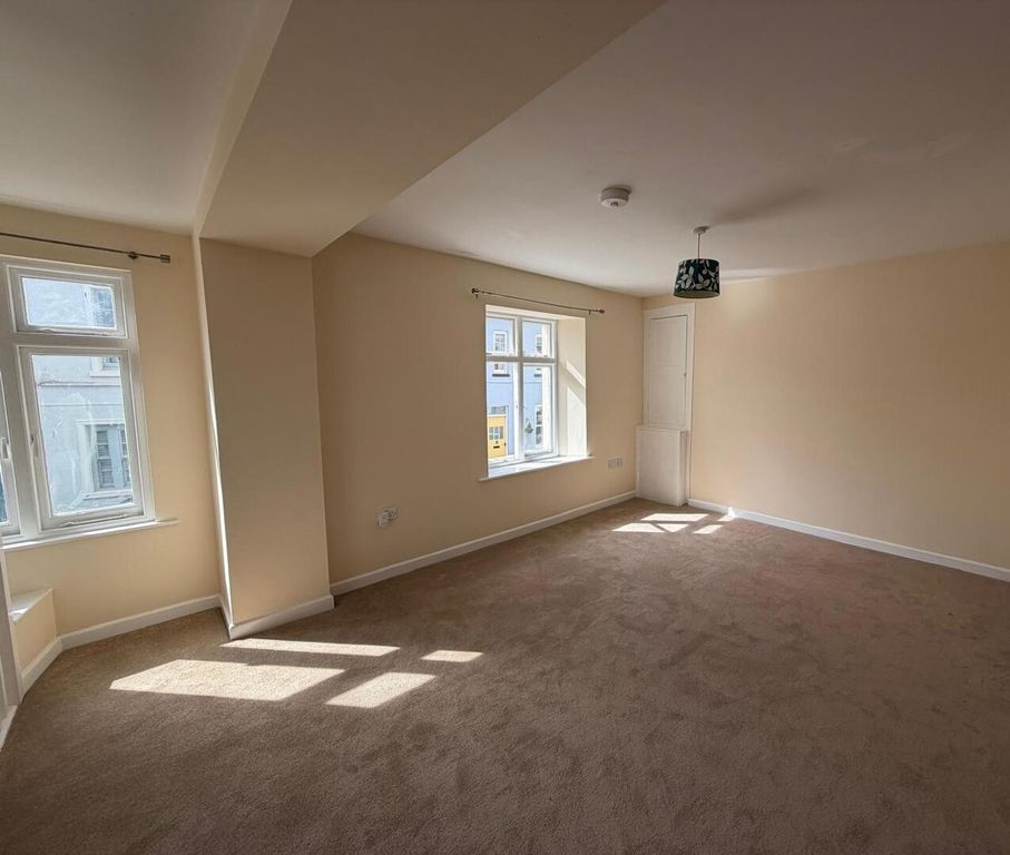 Property photo 2 of 4 Living Room